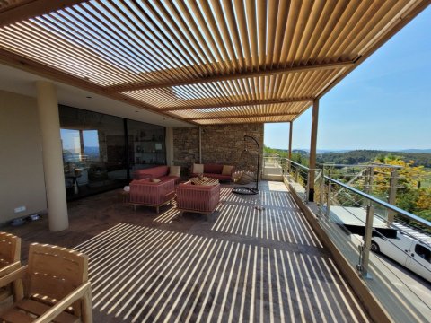 Chantier de construction d'une terrasse en bois à Six‑Fours‑les‑Plages